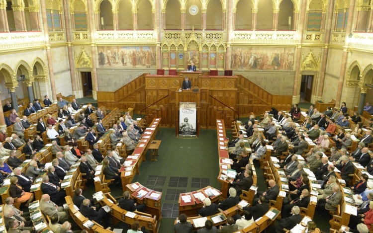 A terrorizmus elleni fellépésről és az állami tisztviselőkről vitázik a parlament