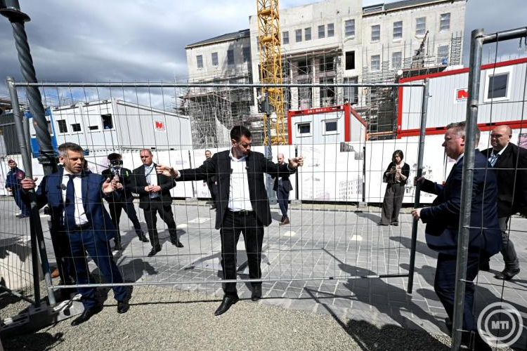 Magyar Péter: hétvégente látogatható lesz a Karmelita kolostor, és ezen a hétvégén a korábbi Miniszterelnöki Kabinetiroda épülete is