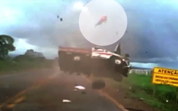Kirepült a darabokra szakadó autóból… aztán a sofőr leporolta a nadrágját - Videó