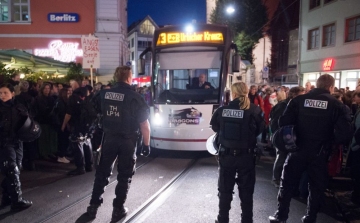Keményebben bánnának a migránsokkal a német neonácik
