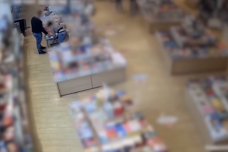 Egy órán belül 73 könyvet loptak egy speciálisan táskával a visszajáró tolvajok - VIDEÓVAL