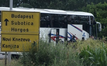 Szerb rendőrök engedik az ártérbe a menekülteket