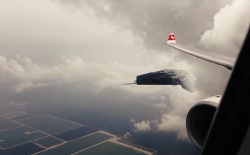 Elképesztő dolog bukkant elő a felhőből Németország felett - Videó