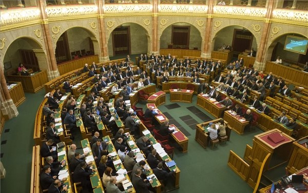 Interpellációk hangzanak el az Országgyűlésben