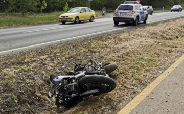Pénzt követelt a mentősöktől a balesetet szenvedett motoros, amiért levágták róla a ruháját