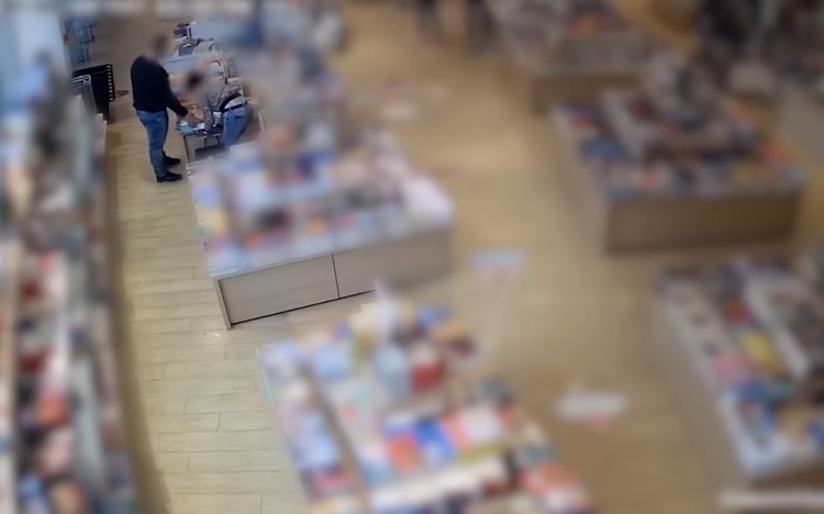 Egy órán belül 73 könyvet loptak egy speciálisan táskával a visszajáró tolvajok - VIDEÓVAL