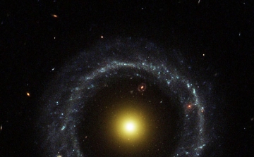 Óriási gyűrű fénylik az űrben
