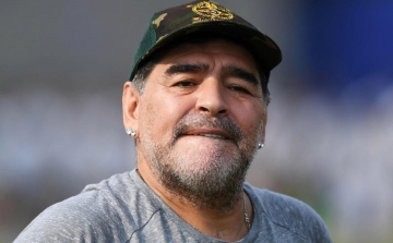 Maradona elnézést kért, amiért a lelátón dohányzott