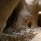10 évet töltött azzal, hogy egyedi mintákat véssen egy hatalmas barlang falaira  - fotók