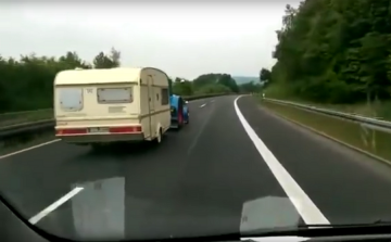 A sokkoló pillanat, amikor egy traktor(!) előz az autópályán – videó