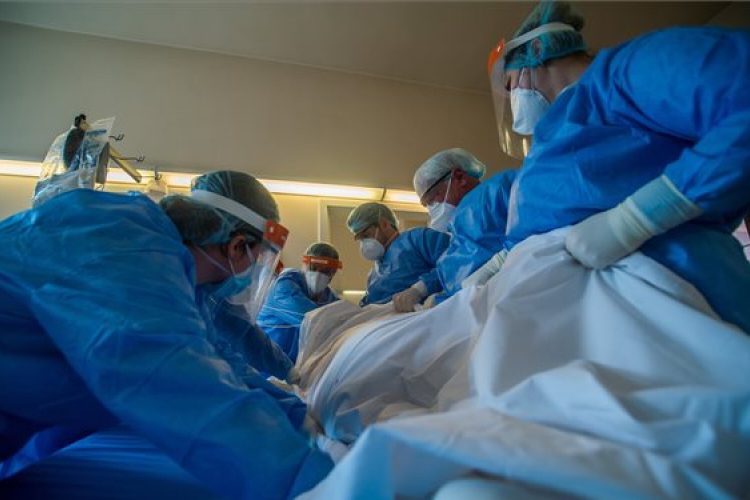 Tízezer fölé emelkedett a kórházban kezelt betegek száma Romániában