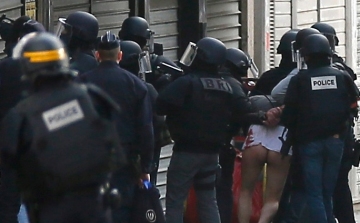 Rendőrségi akció Párizsban, egy nő felrobbantotta magát