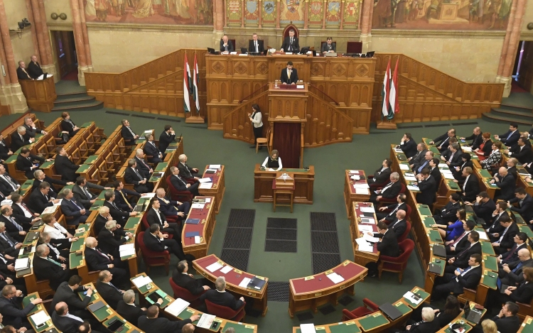 A veszélyhelyzet meghosszabbítását kezdik tárgyalni a képviselők