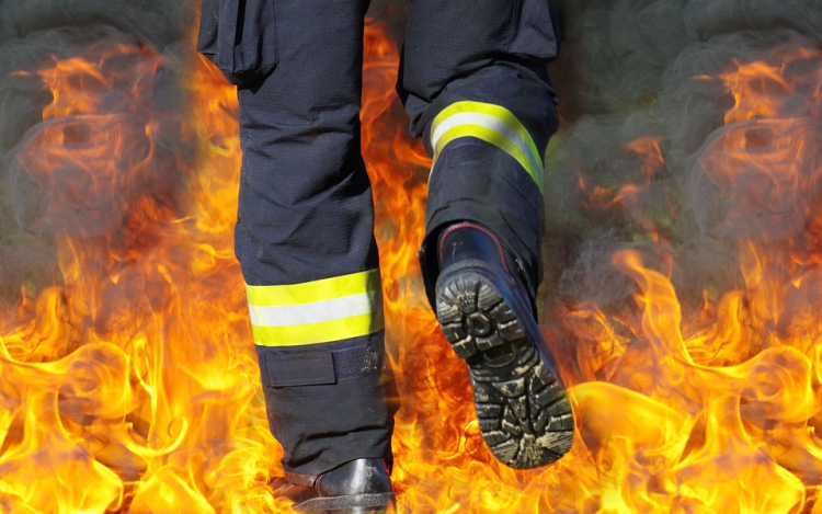 Meghalt egy ember a győri lakástűzben