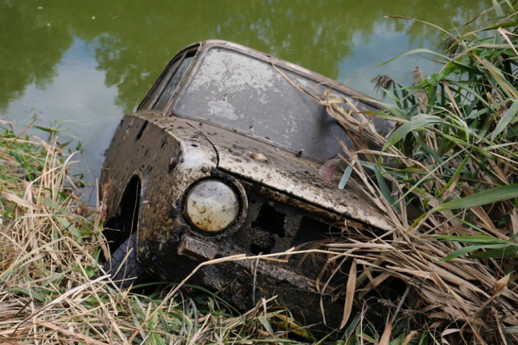 Szakadékba tolatott egy autós Zebegényben