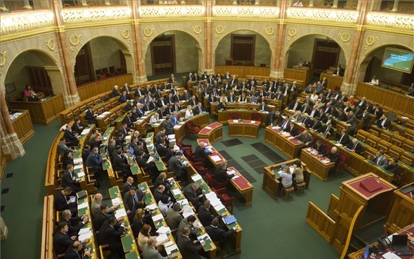 Az alaptörvény hetedik módosításáról szavaz a parlament 