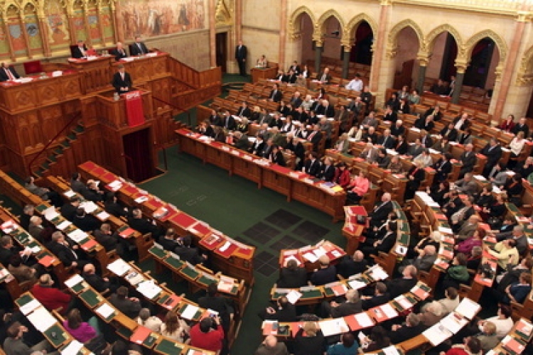 OGY - A rezsicsökkentés védelméről és az új nemzetiségi ombudsmanhelyettesről szavaz a Ház