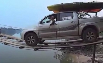Merész átkelés terepjáróval egy rozoga fahídon - Videó