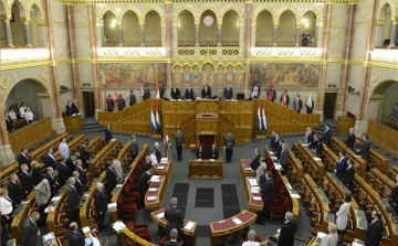 Hétnapos ülésbe kezd a parlament