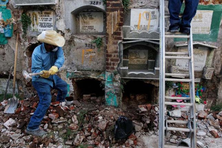 Kegyeletsértő “kilakoltatások” a guatemalai temetőkben (18 )