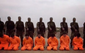 Egészen megdöbbentő videón térdeltetik az Iszlám Állam katonáit, fegyverrel a tarkójuknál - videó