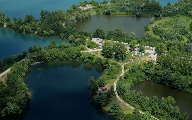 Meseszerű tó Magyarországon - légi fotó 