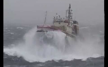 Így mentenek ki egy repülőgép-hordozót a viharos tengeren - Videó!