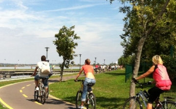 Biciklivel a Velencei-tó körül – A szép, a ronda meg a könnyű