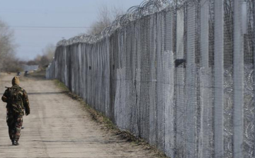 Bakondi: délebbre kell tolni a migrációs védvonalat