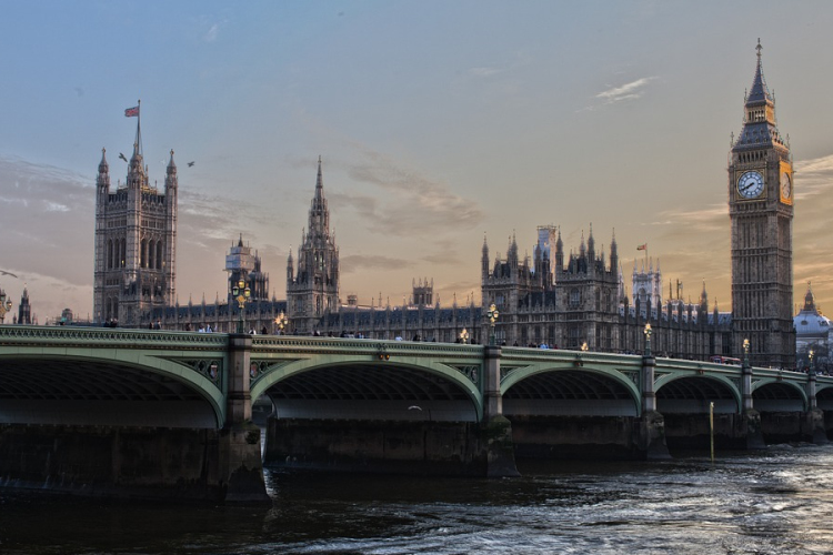 A brit uralkodó jóváhagyásával életbe lépett a Brexit-törvény