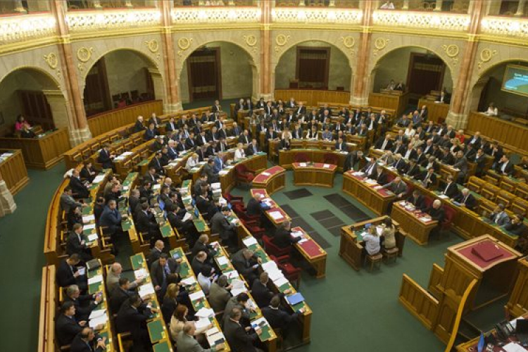 Tizenkilenc előterjesztésről szavaz a parlament 