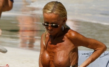 Úgy néz ki, mint egy múmia! Donatella Versace topless sokkolt egy strandon