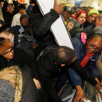 Horrorisztikus képek az idei Black Friday-ről – így nézhet ki egy zombi apokalipszis - Képek