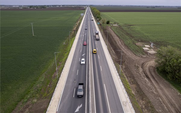 Átadták a 33. számú főút 2x2 sávra bővített újabb szakaszát