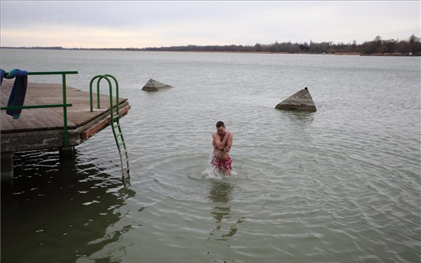 Téli fürdőzés a Balatonban