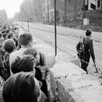 A berlini fal építése és lebontása képekben