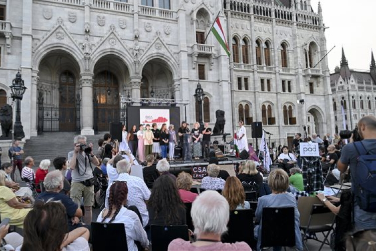 Országos tanévnyitó címmel tartottak demonstrációt a Kossuth Lajos téren civilek és szakszervezetek