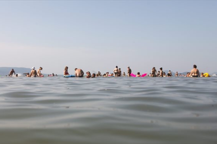 Huszonkét embert mentettek ki pénteken a Velencei-tóból