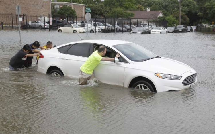 Két centimétert süllyedt Houston a hurrikán miatt