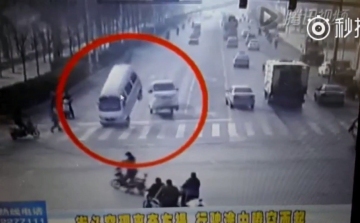Láthatatlan erő lökött félre autókat egy kínai kereszteződésben – videó