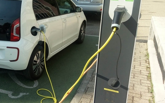 Öt perc alatt feltölthető akkumulátort fejleszt elektromos autókhoz egy izraeli vállalkozás