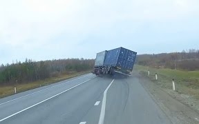 Haláltáncba kezdett a kamion vontatmánya - Videó
