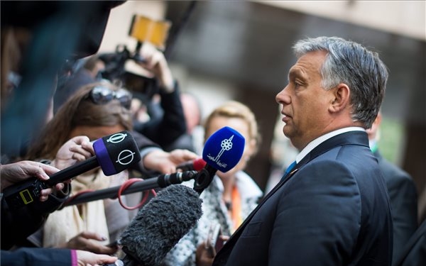 Orbán Viktor: meg kell fontolnunk, hogy átengedjük a migránsokat Ausztria és Németország felé