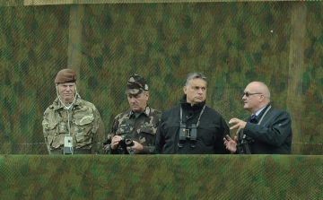 A Honvédelmi miniszterünk le sem vette a kupakot a távcsőről, úgy nézte a hadgyakorlatot. 