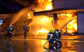 Óriási tűz ütött ki egy szentendrei áruházban - Fotók