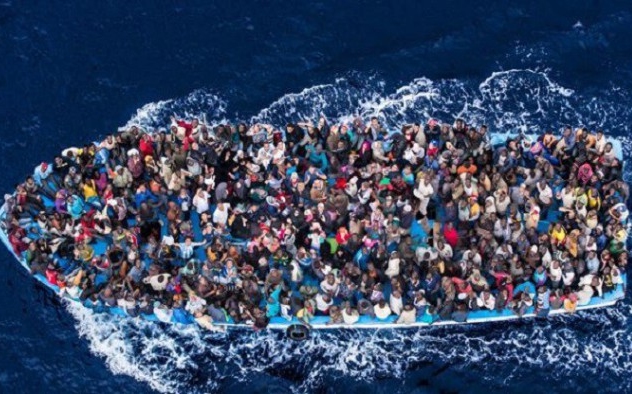 Modern háború Európa ellen: amerikai hajók menekültek tömegeit szállítják Európába