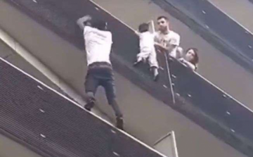 Felmászott és megmentett egy negyedik emeleti balkonról kilógó gyereket Párizsban - VIDEÓ