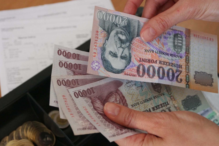 A szakszervezetek 103 500 forintos minimálbért javasolnak 2014-re