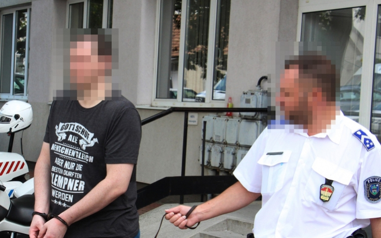 Letartóztatták a buszmegállóban ok nélkül késelő férfit