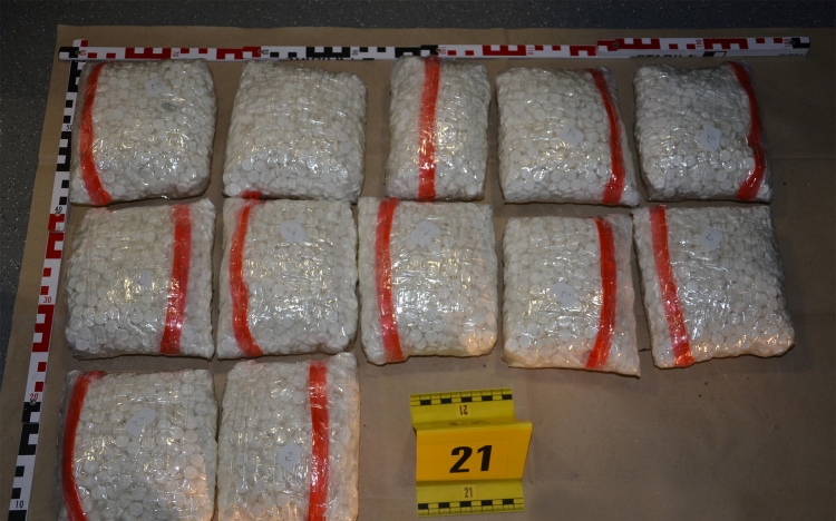 62 kilogramm kábítószert találtak egy autóban az M1-es autópályán
